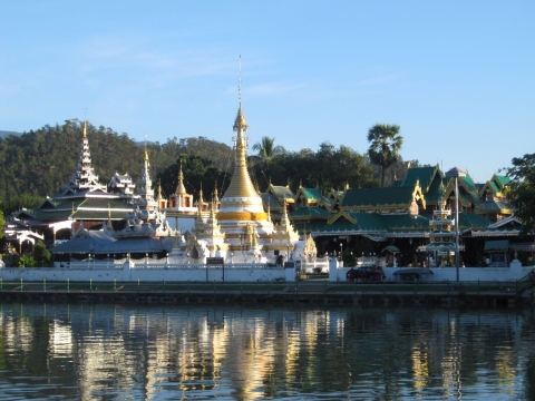 Mae Hong Son City and Temple Tour 