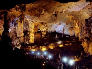 Hanoi – Halong (B, L, D)