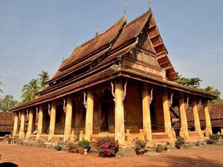 Luang Prabang - Vientiane (B, L)