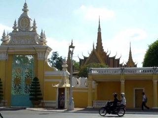 Phnom Penh Arrival – City Tour (L)