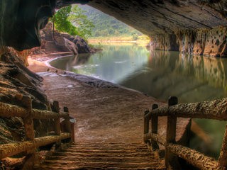 Hanoi – Dong Hoi – Paradise Cave (B, L)