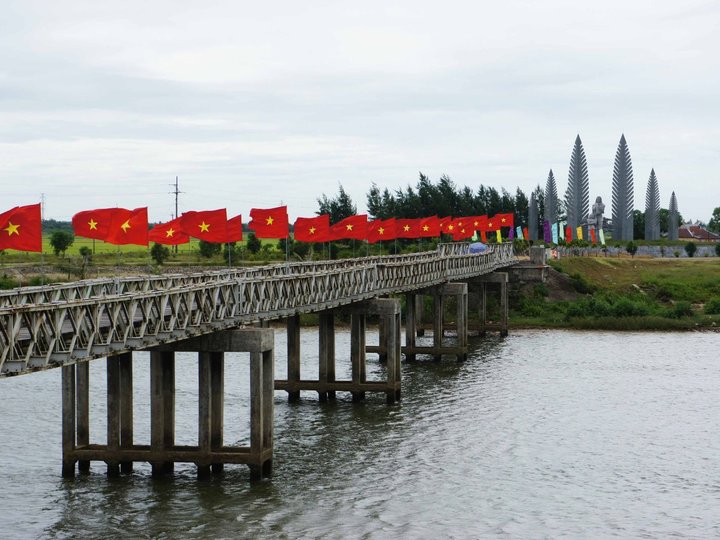 Ben Hai River - Hien Luong Bridge