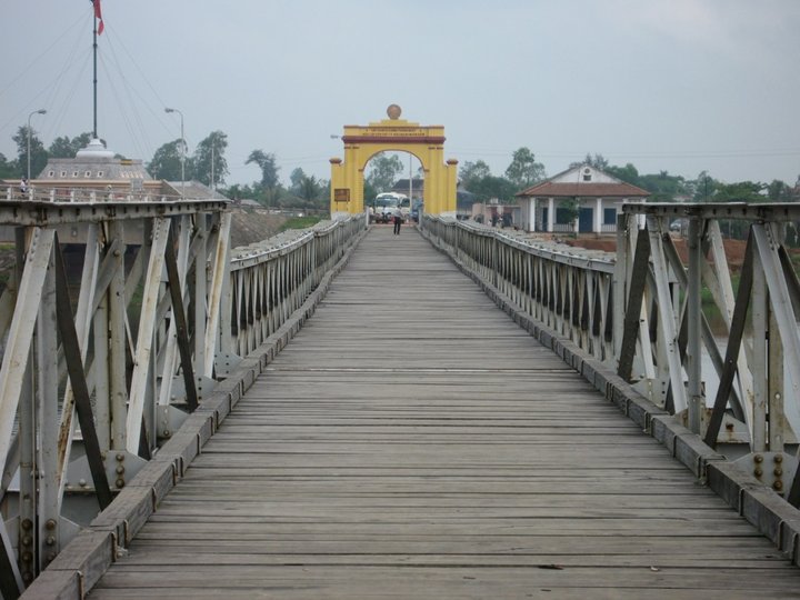 Ben Hai River - Hien Luong Bridge